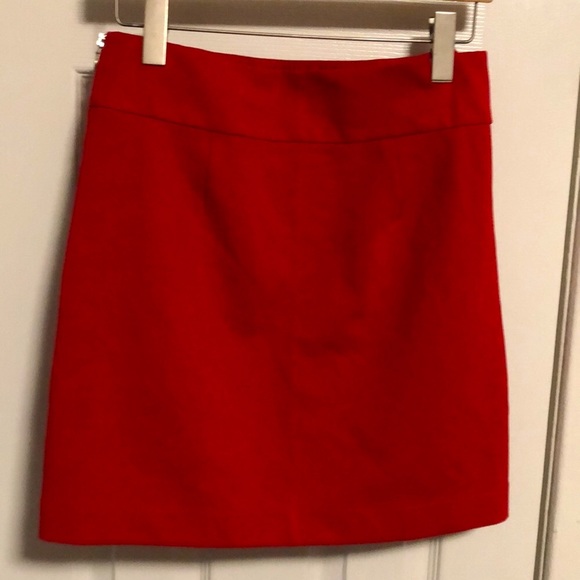 Short red Banana Republic pencil skirt with side zipper - Picture 2 of 7